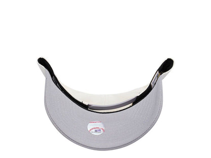 NEW ERA NEW YORK YANKEES WORLD SERIES 1999 CHROME
METALLIC TWO TONE EDITION 9FORTY A FRAME SNAPBACK
GORRA